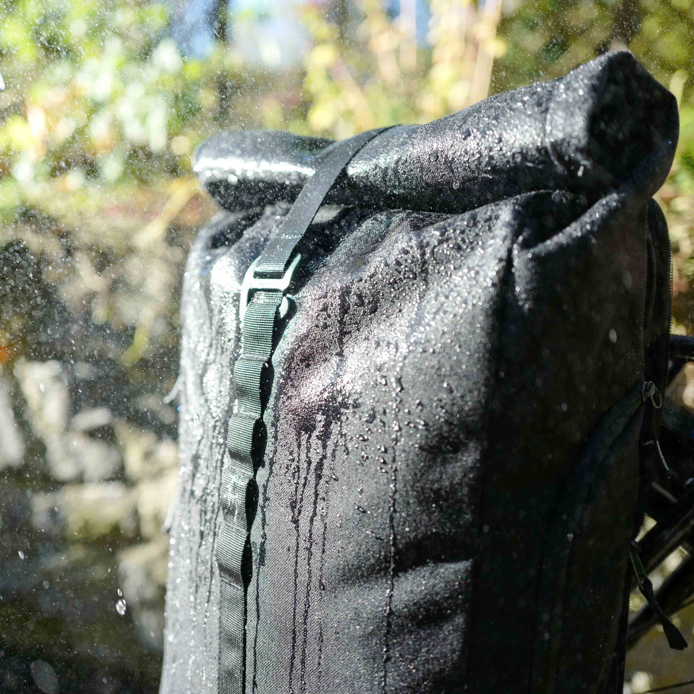 2bag ist auch für den Regen geeignet wie eine herkömmliche Fahrradtasche hält 2bag deine Dinge wie Laptop und Ordner trocken. Durch eine Wassersäule von 1.500 Millimeter ist das Hauptmaterial wasserdicht und hält Regen und Nässe ab.