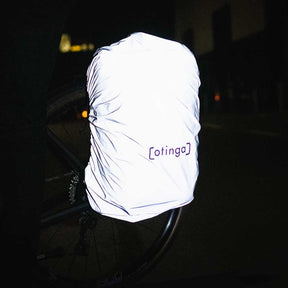 Regendichtes Cover hängt über Fahrradtasche an Fahrrad