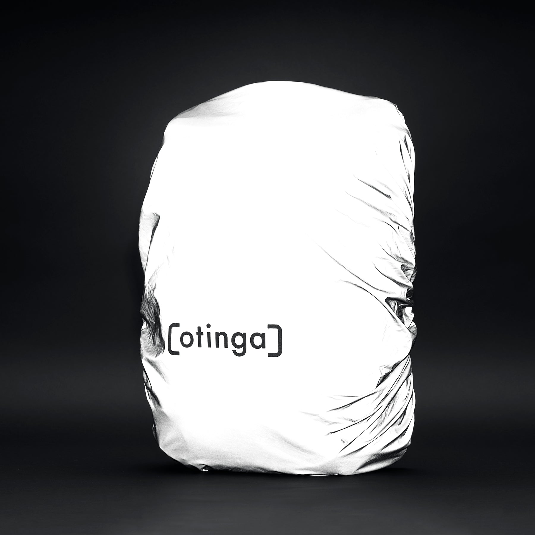Reflektierendes Regencover über Fahrradtasche gezogen