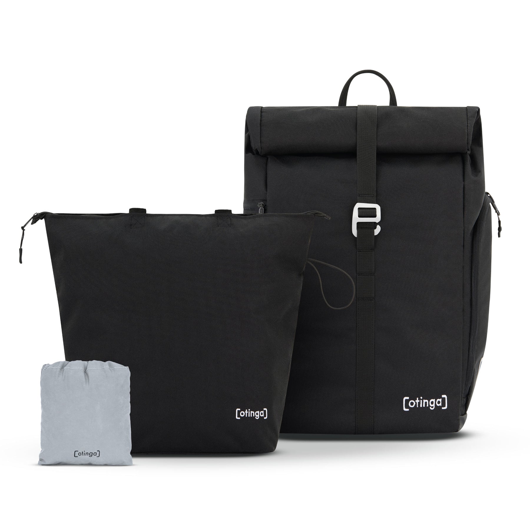 Schwarzer Rucksack, schwarze Fahrradtasche und Regencover stehen nebeneinander