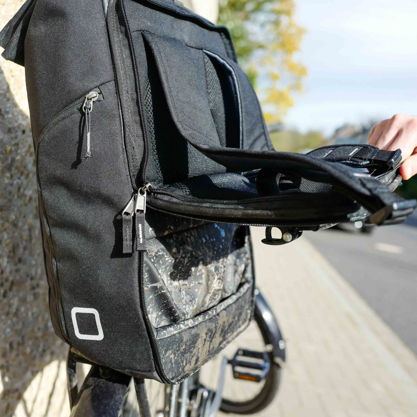 Das innovative und patentierte Klappsystem von 2bag hat einen integrierten Schmutzschutz. Wenn 2bag als Fahrradtasche genutzt wird sind Träger und Rückenseite des Rucksacks vor Schmutz geschützt. Auch bei schlechtem Wetter kannst du 2bag als nutzen.