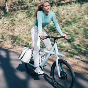 Frau fährt mit Tasche Fahrrad