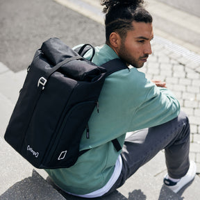 Mann trägt bequemen Rucksack von otinga
