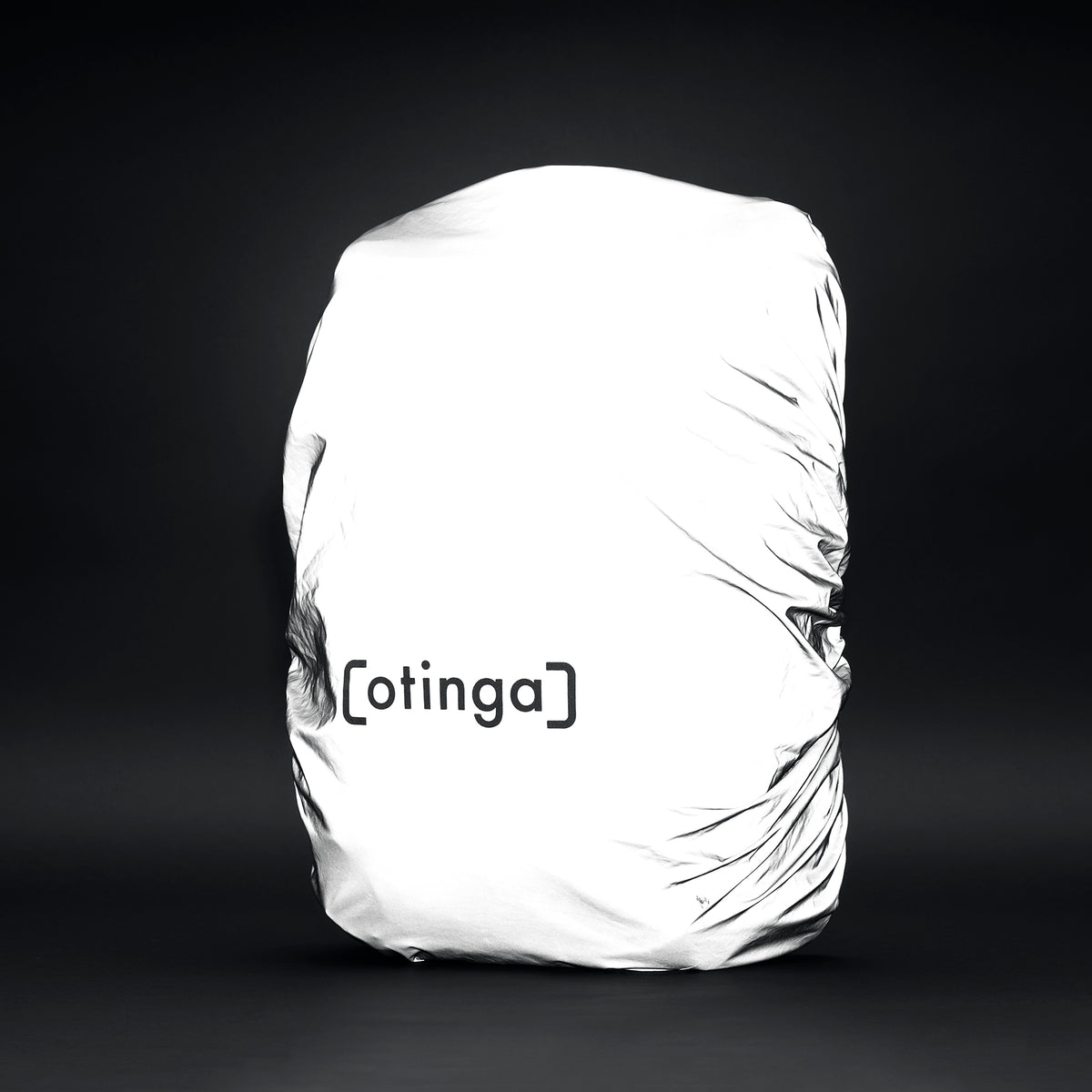 Reflektierendes Regencover über Fahrradtasche gezogen