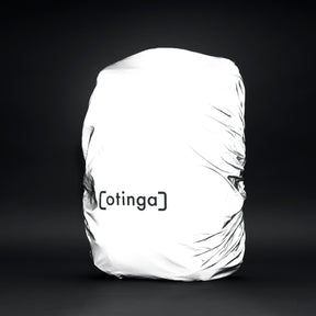 Reflektierendes Regencover über Fahrradtasche gezogen