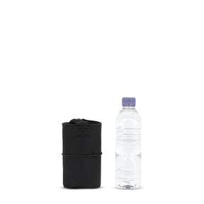 Die kleine Fahrradtasche von otinga im Verhältnis zu einer Flasche