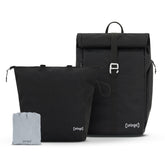 Schwarzer Rucksack, schwarze Fahrradtasche und Regencover stehen nebeneinander