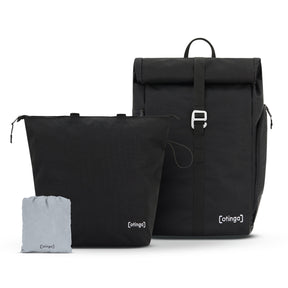 Schwarzer Rucksack, schwarze Fahrradtasche und Regencover stehen nebeneinander